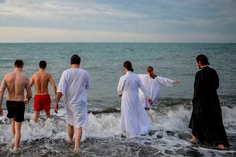 В Сочи определены 12 мест для крещенских купаний