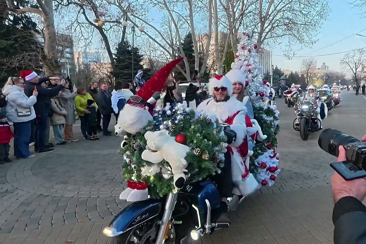 Мотопарад Дедов Морозов и Снегурочек прошел в Краснодаре 