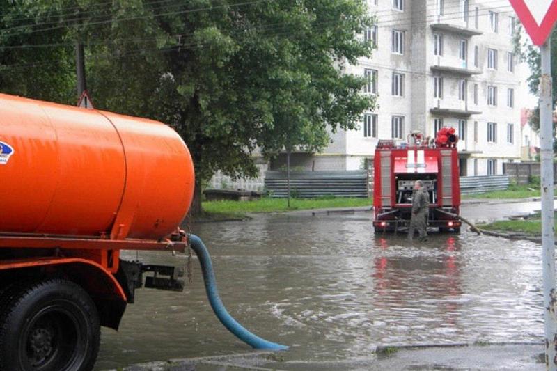 В Краснодаре на 15 улицах ликвидируют подтопления из-за дождя 