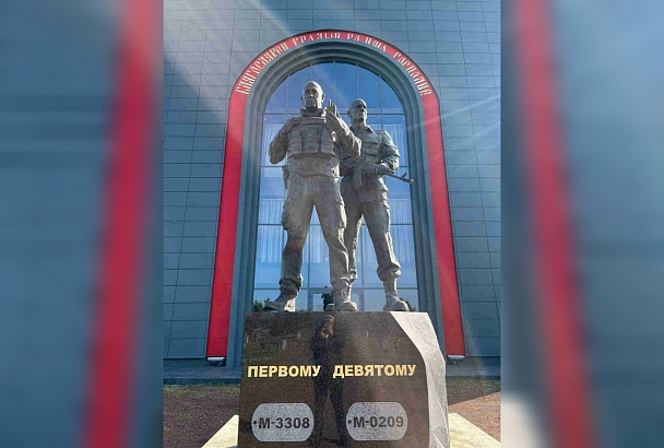 «Первому и Девятому»: памятник Евгению Пригожину и Дмитрию Уткину установили в Горячем Ключе