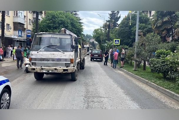 11-летнего ребенка сбил водитель грузовика на пешеходе в Сочи