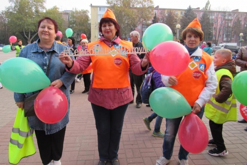 В Краснодарском крае волонтеры устроили танцевальный флешмоб для водителей и пешеходов