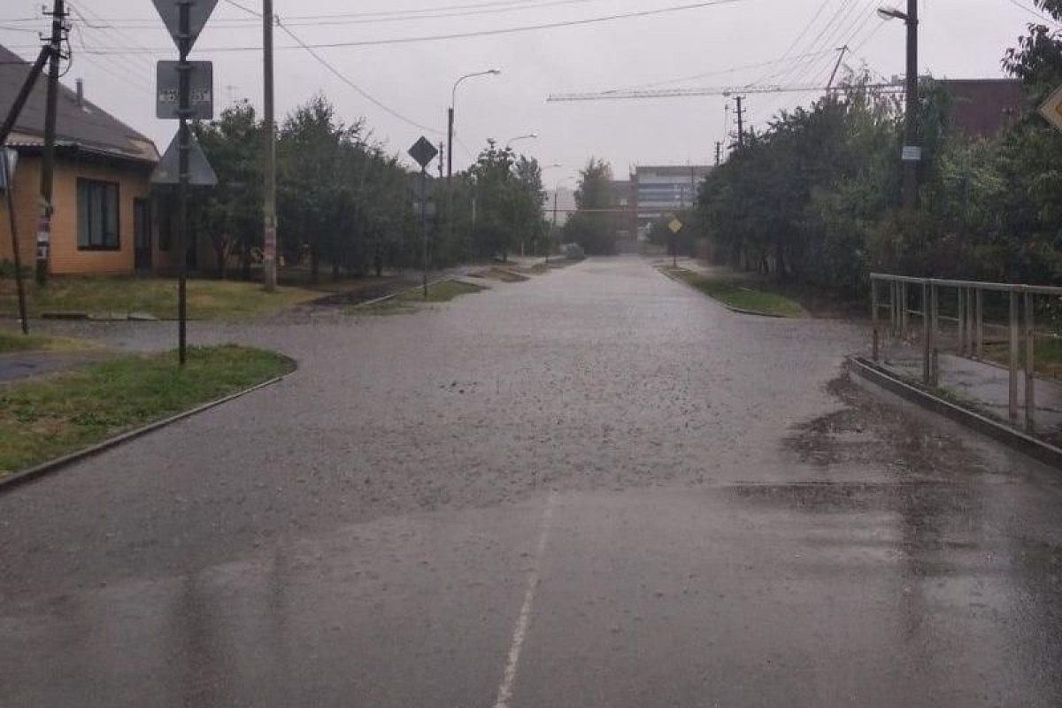 В Краснодаре водооткачивающие машины ликвидируют подтопления на дорогах