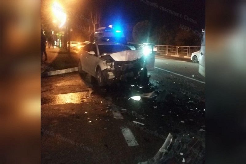 В Сочи спасатели достали из автомобилей двух попавших в ДТП водителей
