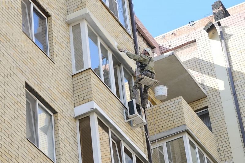 В квартирах горевшего 8-этажного дома по ул. Российской в Краснодаре начали установку окон