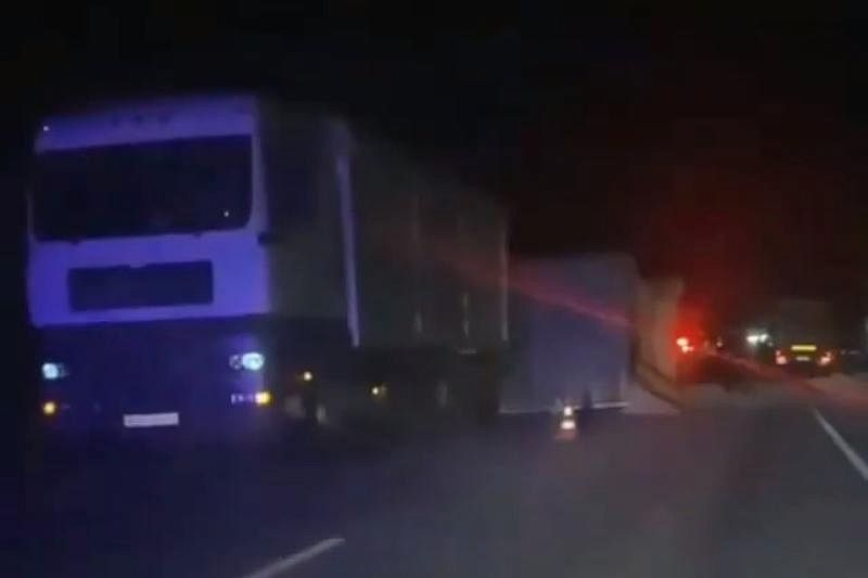 В Темрюкском районе грузовик насмерть сбил идущего по дороге мужчину