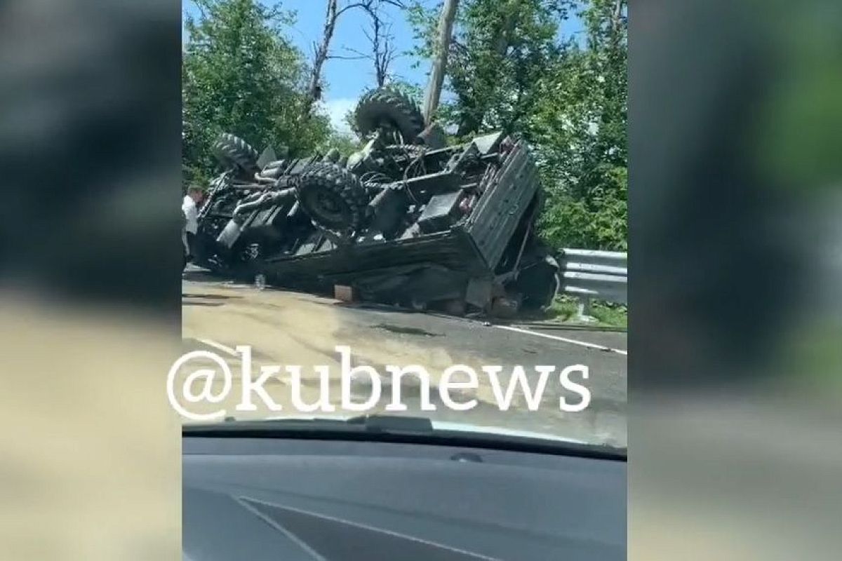 В Сочи в ДТП с военным КамАЗом и машиной такси пострадал мужчина