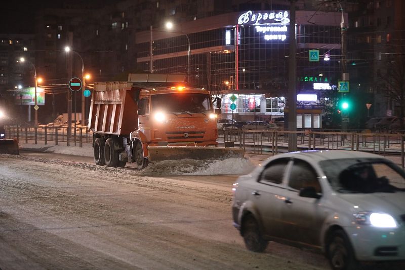 Ночью дороги Краснодара продолжат расчищать от снега и обрабатывать от скользкости
