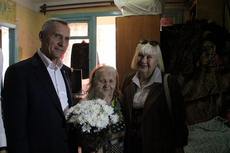 Лидер кубанских единороссов Николай Гриценко поздравил старейших  сочинцев  членов партии с днем рождения