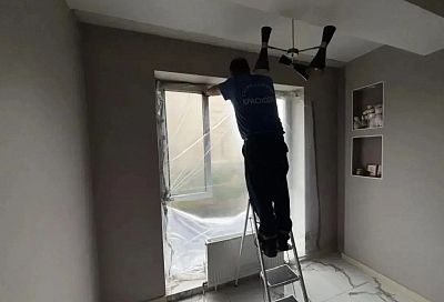 В Краснодаре продолжают устранять последствия атаки БПЛА