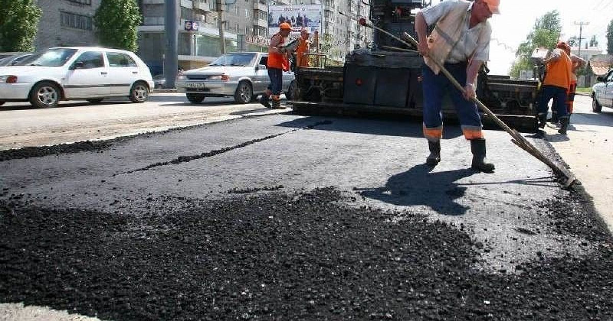 Ремонт города. Делают дороги. Укладка асфальта во дворе. Дорога ремонт асфальт. Делают дороги в Москве.