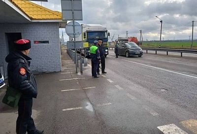 Правила и условия проезда в Крым разъясняют на 10 постах ДПС в Краснодарском крае