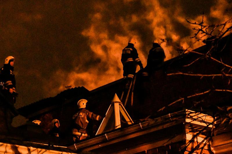 Ночью в центре Краснодара из горящего многоквартирного дома эвакуировали 20 человек