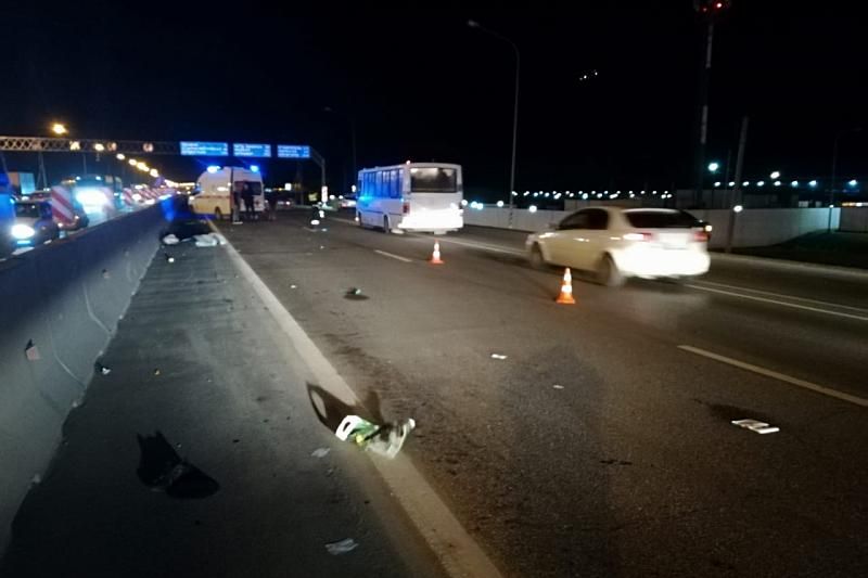 В Краснодаре возле ТРЦ OZ Mall водитель иномарки сбил двух пешеходов. Погибла женщина