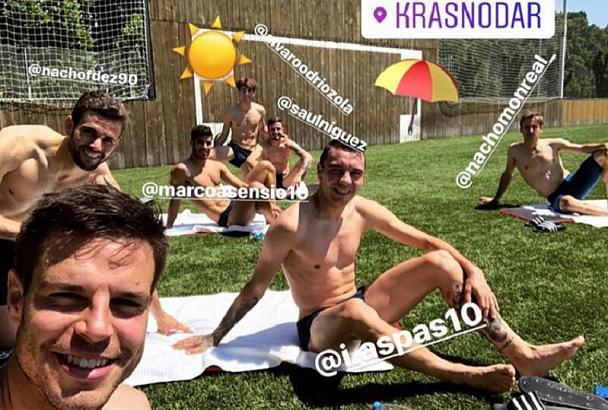Футболисты сборной Испании загорали на газоне в Академии ФК «Краснодар»