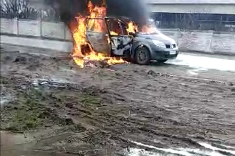 В Краснодарском крае на ходу загорелась иномарка с семьей пенсионеров (видео)