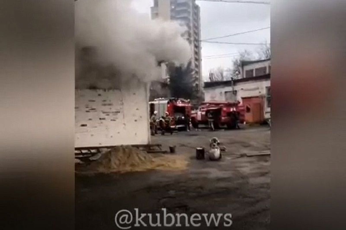 В Краснодаре на улице Дальней горело СТО