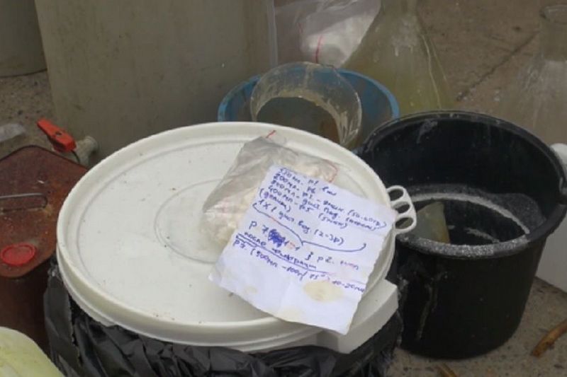 У жителя Краснодара в гараже полицейские нашли около 1 кг мефедрона. Ему грозит пожизненный срок