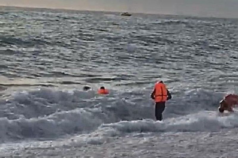 Спасатели вытащили из моря трех тонущих мужчин