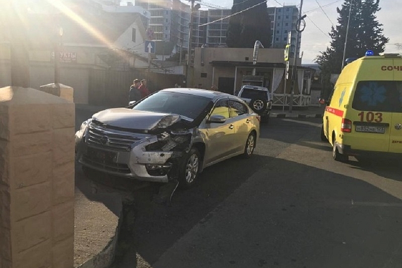 В Сочи в ДТП погиб водитель Nissan, врезавшись в попутный автомобиль