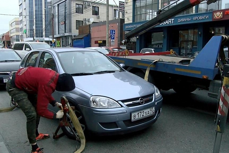 В Краснодаре стартовали рейды по эвакуации неправильно припаркованных автомобилей