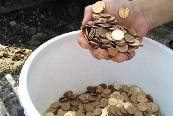 В Северской рабочие откопали клад из 27 килограммов монет 91-го года выпуска