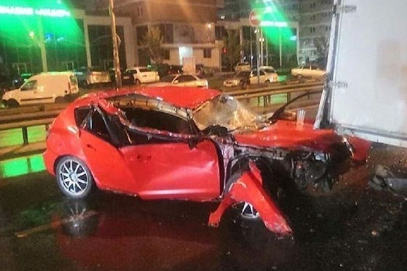 Водитель «Мазды» врезался в припаркованную «Газель» и сбежал с места ДТП в Краснодаре