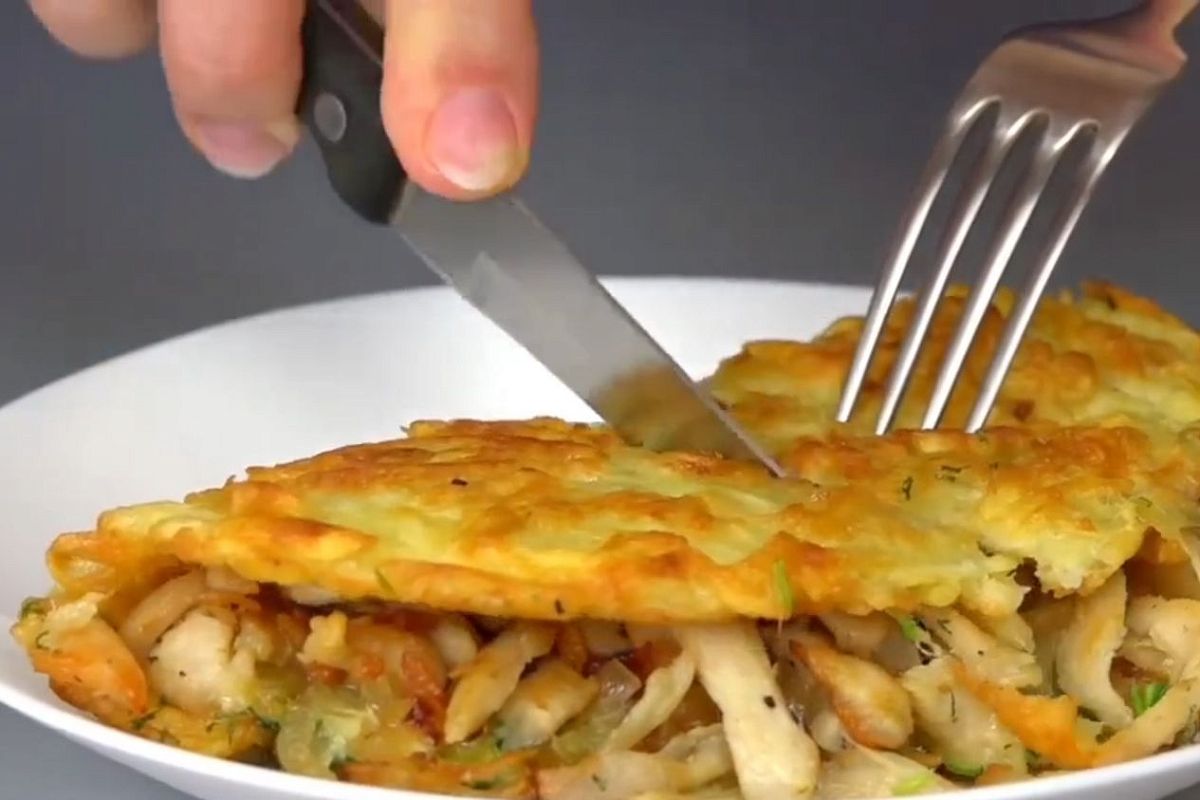 Драники «Семейные»: вкусные и красивые, с курицей и сыром внутри — как маленькие пирожки