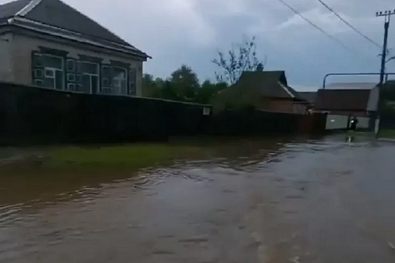 В Апшеронске ввели режим ЧС: в городе из-за сильного ливня подтопило 110 домов, вода поднималась до 40 см