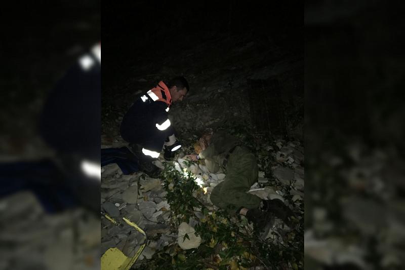 В Краснодарском крае мужчина выжил, рухнув с 30-метровой скалы