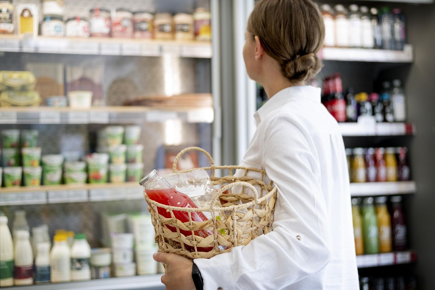 Попробовать можно: россиянам разрешат есть продукты в магазине до оплаты