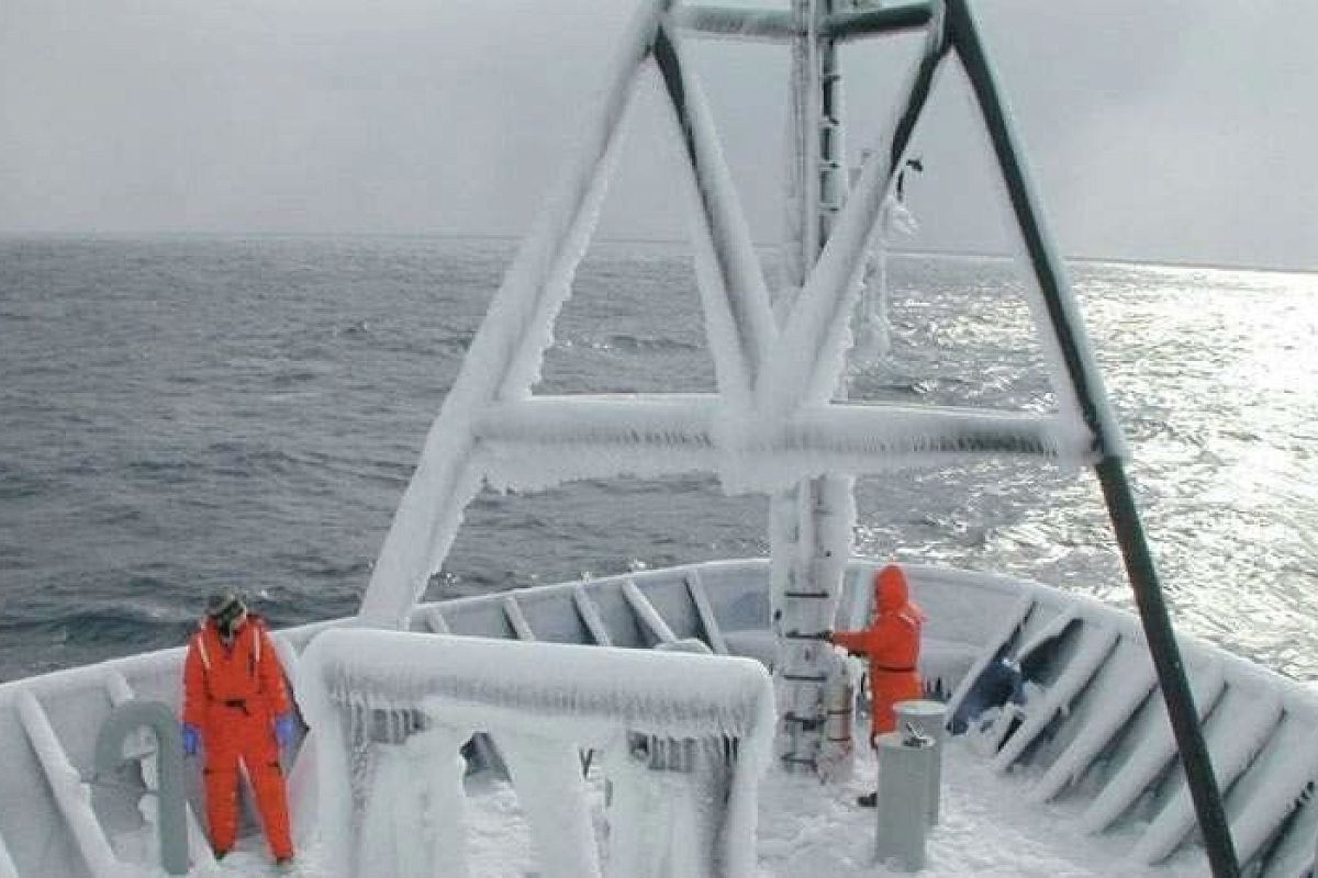 В Азовском море из-за сильного ветра ожидается быстрое обледенение судов