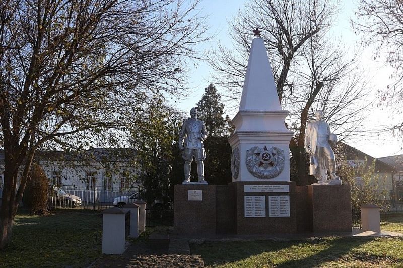 Сквер возле памятника героям войны приведут в порядок в станице Елизаветинской Краснодара
