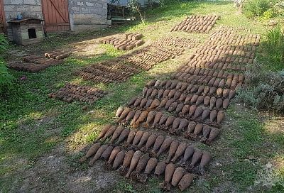 Жители Крымского района нашли во дворе частного дома почти 800 боеприпасов