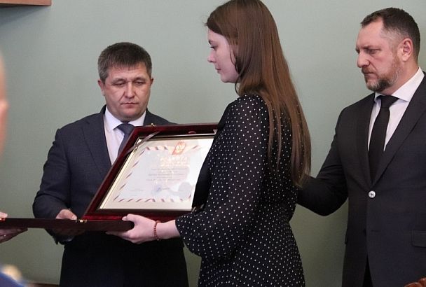 Вице-губернатор Александр Власов вручил медаль «Золотая Звезда» родственникам посмертно награжденного офицера