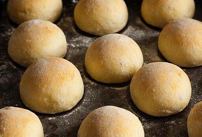 Быстрые и вкусные булочки за 10 минут: универсальный рецепт подходит как для сладких, так и для соленых начинок