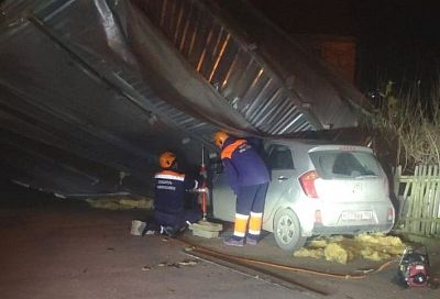 В Новороссийске штормовым ветром сорвало крышу с частного дома