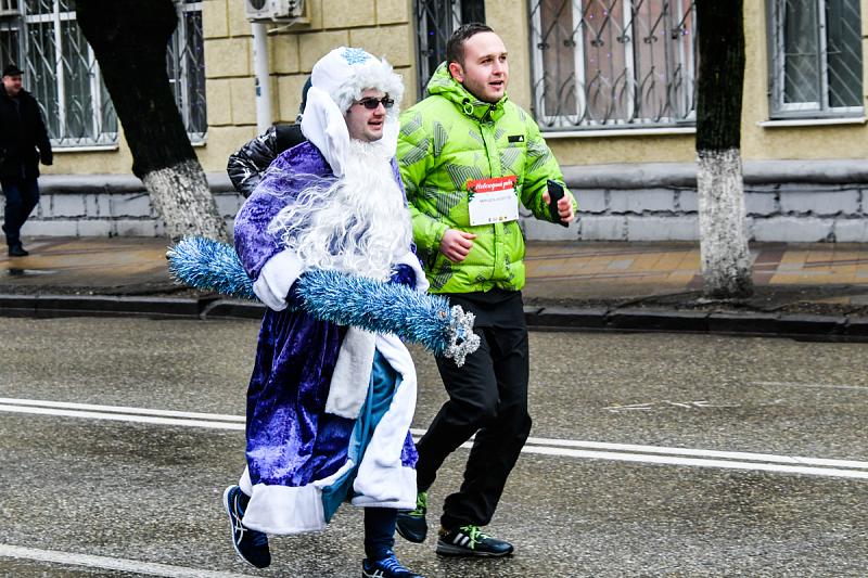 В Краснодаре прошел новогодний забег на 2019 метров