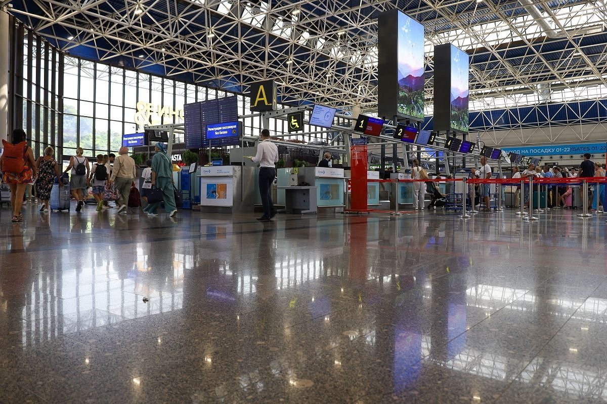 15 рейсов на вылет задерживаются в аэропорту Сочи 