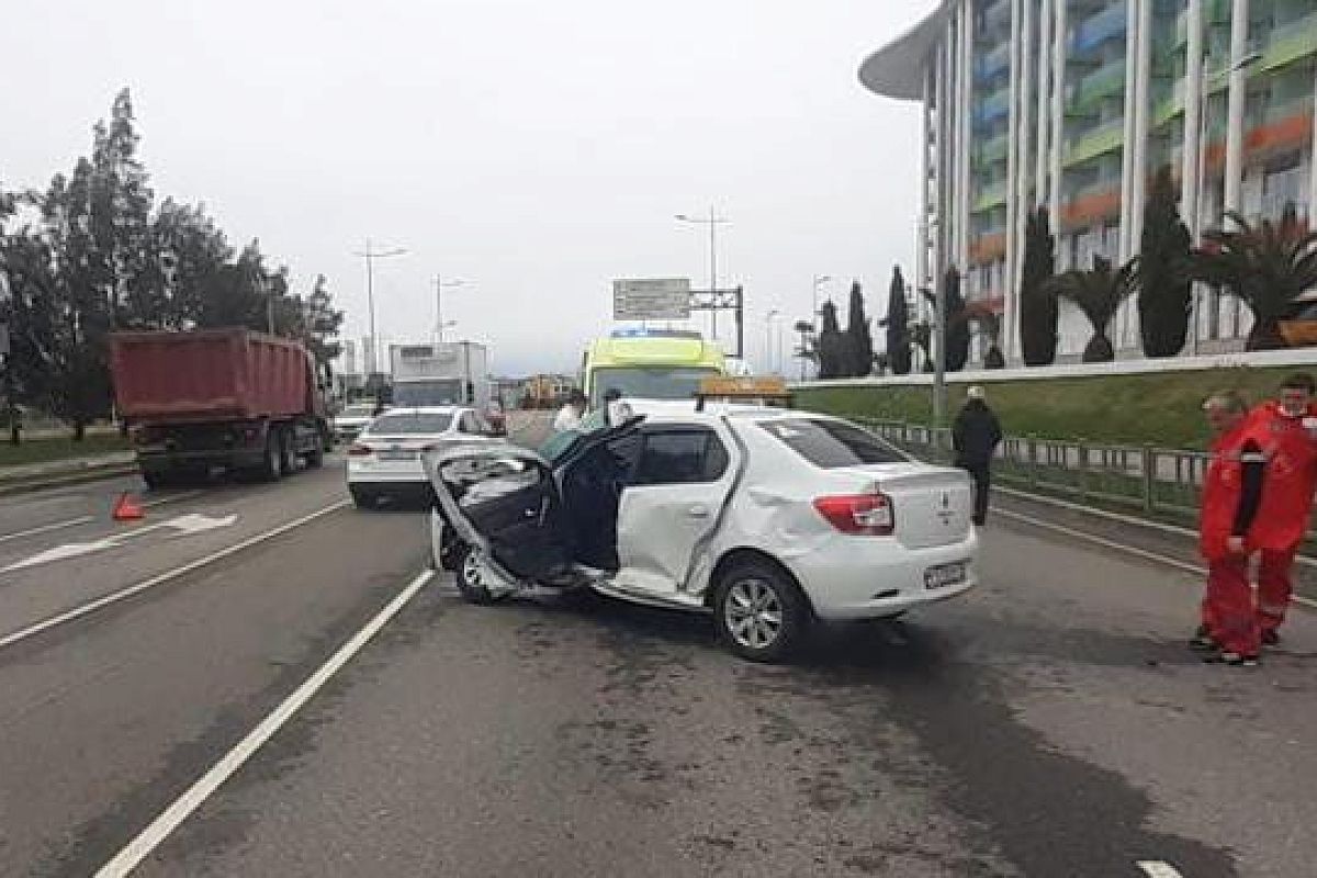 Ученица автошколы и инструктор пострадали в дорожной аварии с фурой в Сириусе