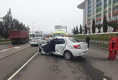 Ученица автошколы и инструктор пострадали в дорожной аварии с фурой в Сириусе