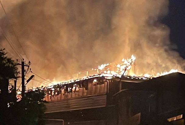 Гостевой дом загорелся на набережной курортного поселка в Туапсинском районе