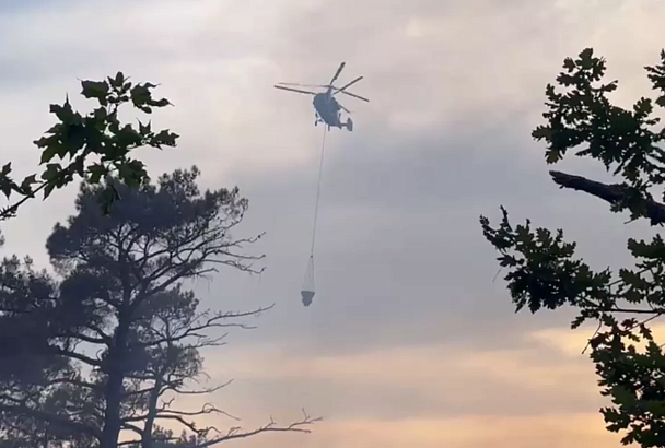 Вертолет МЧС РФ задействуют при тушении лесного пожара под Новороссийском