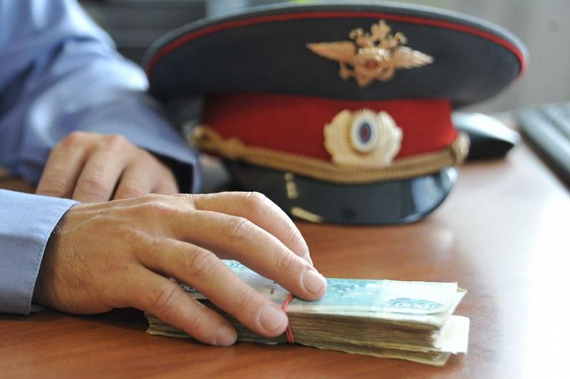 В Краснодарском крае полицейского посадили на 1,5 года за взятки в 55 тыс. рублей
