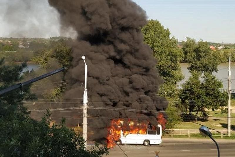 В Краснодаре во время движения загорелся пассажирский автобус
