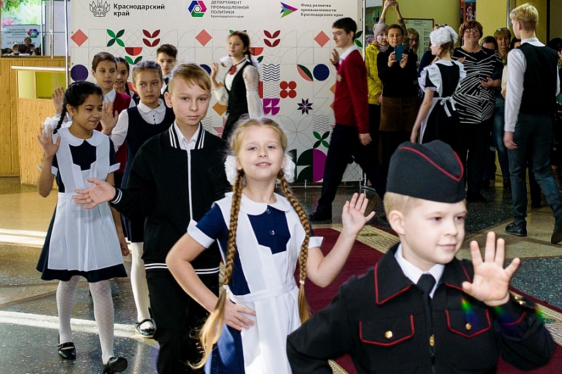 В Краснодарском крае презентовали новую казачью форму для школьников