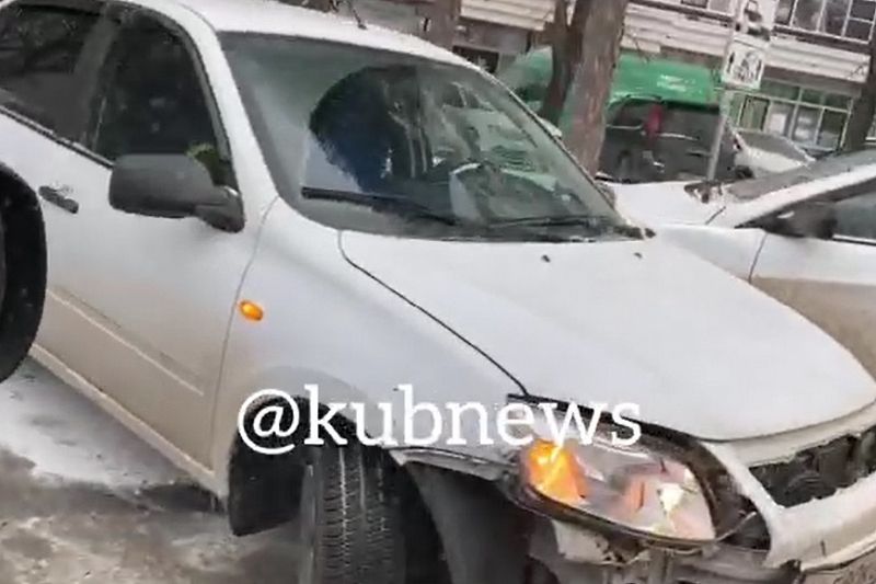 Водитель «Лады» устроил массовое ДТП на улице Коммунаров