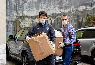 Футболисты «Сочи» передали врачам 400 средств индивидуальной защиты