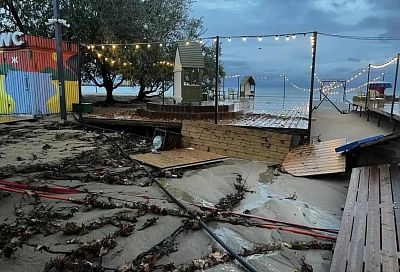 Центральный пляж в Анапе размыло штормом и залповым ливнем