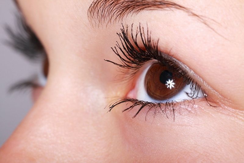 Невролог рассказал о связи между подергиванием глаза и раком